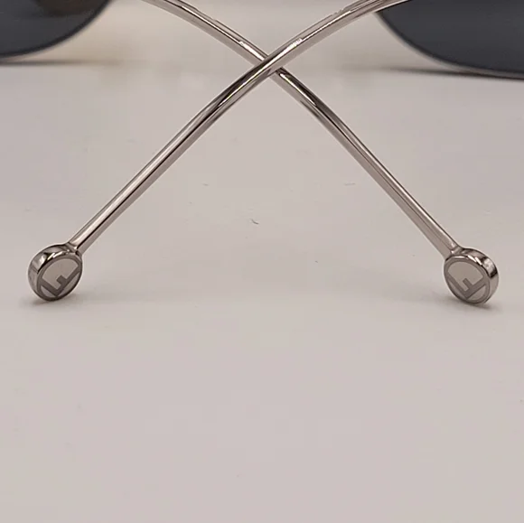 FENDI Geometric Sunglasses For Women Or Men's Who Loves A Little Glitter 🥰 - Picture 4 of 8